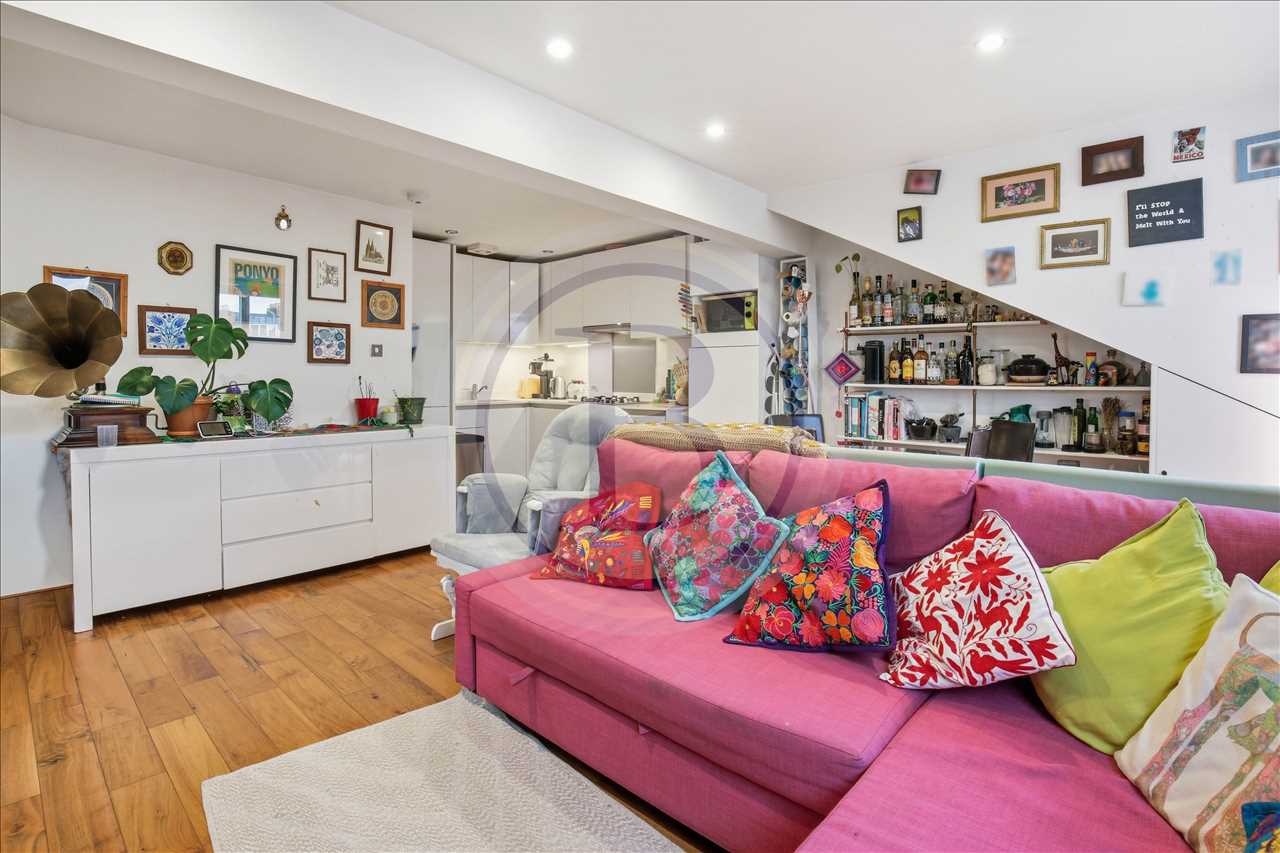 2 bed flat for sale in Camden Road 11