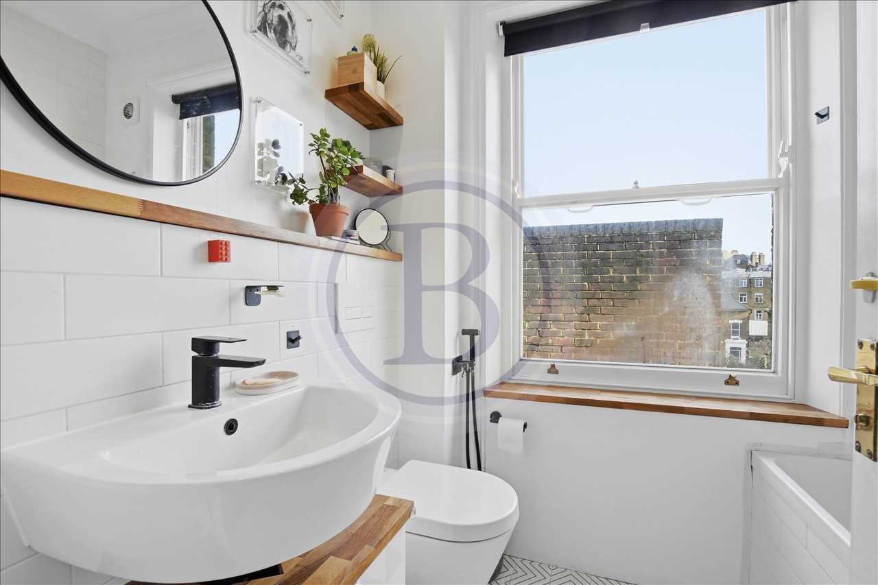 4 bed flat for sale in Lady Somerset Road 4