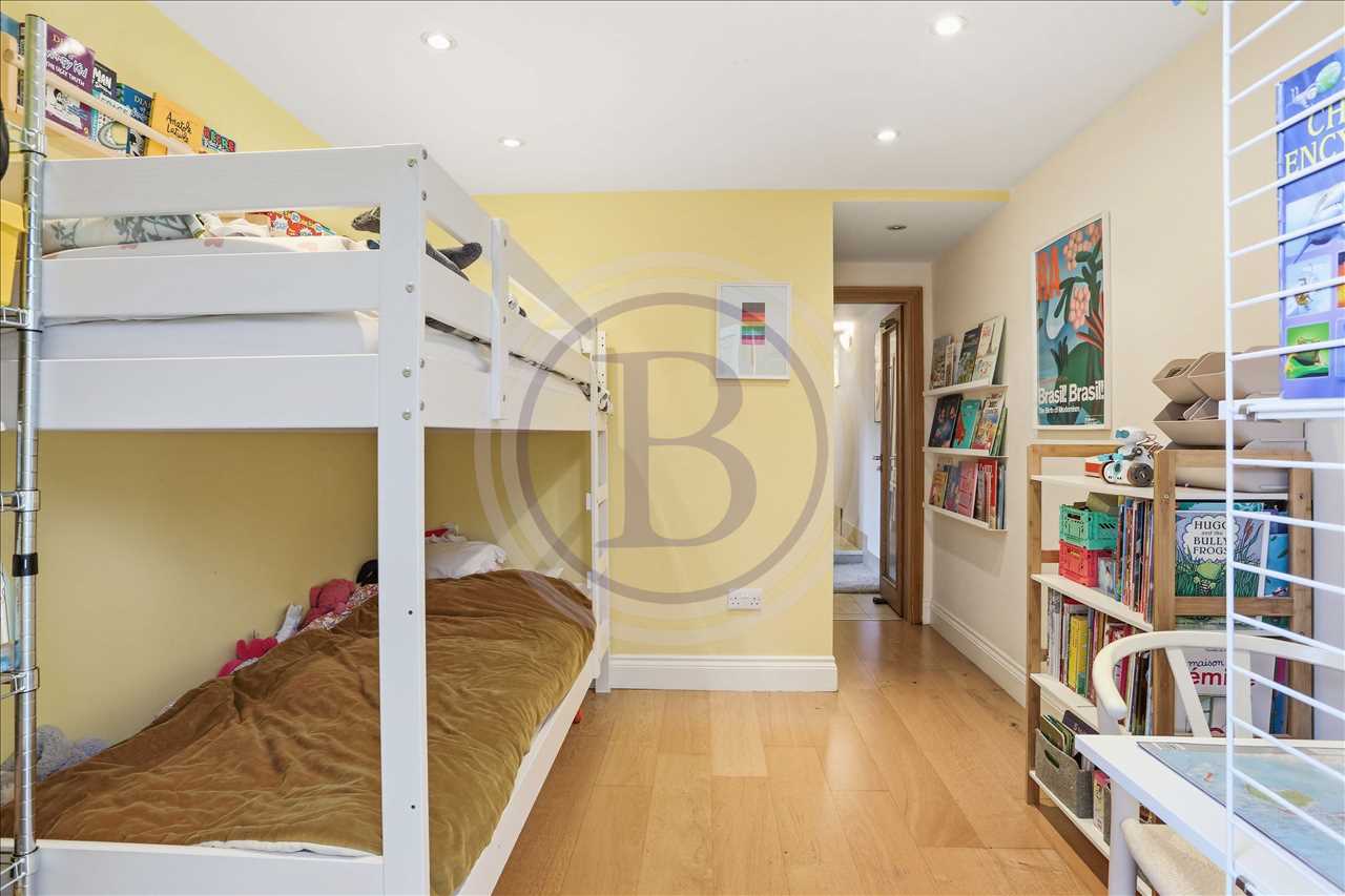 2 bed flat for sale in Tufnell Park Road 6