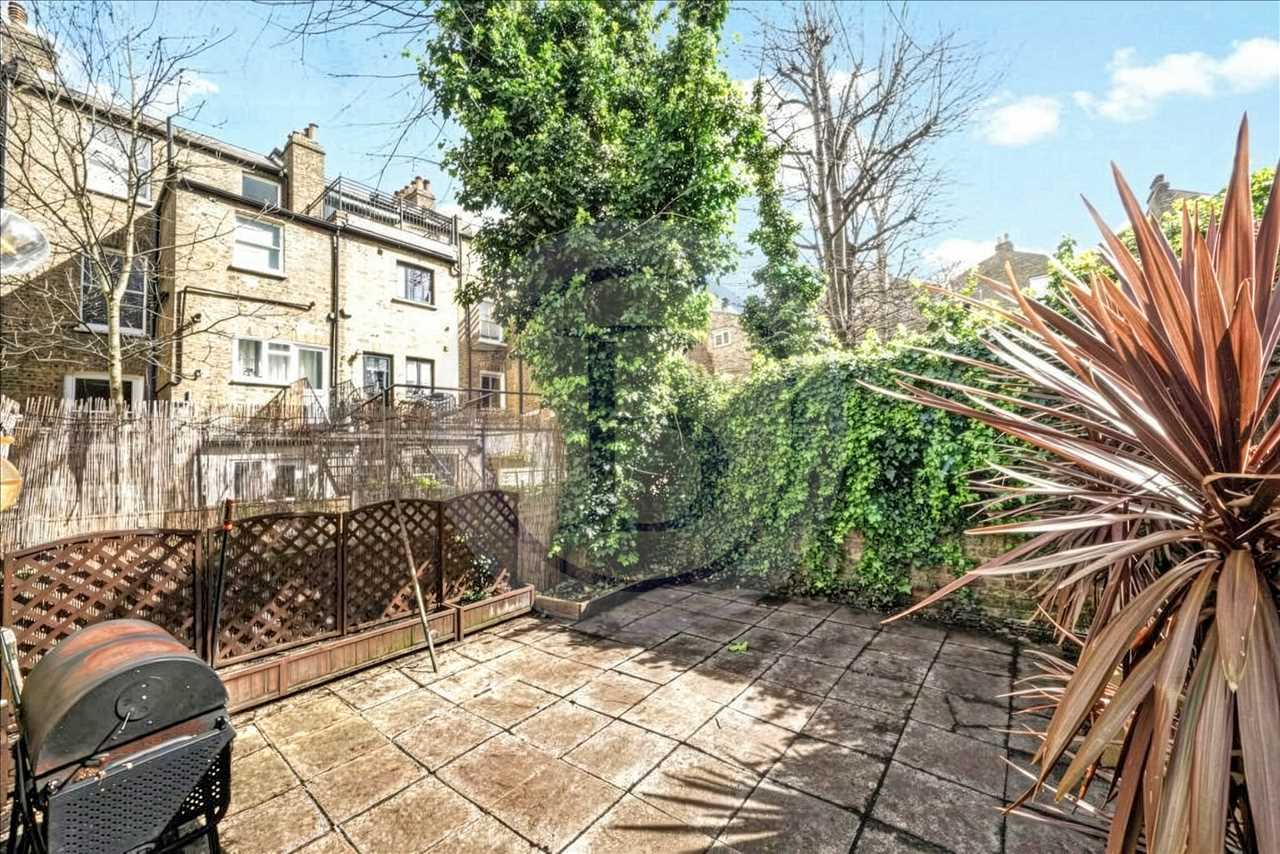 2 bed flat for sale in Bardolph Road 2
