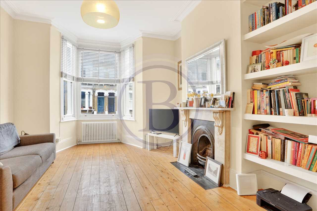 3 bed maisonette for sale in Corinne Road 1