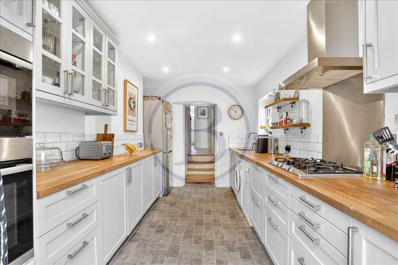 3 bed maisonette for sale in Corinne Road 3