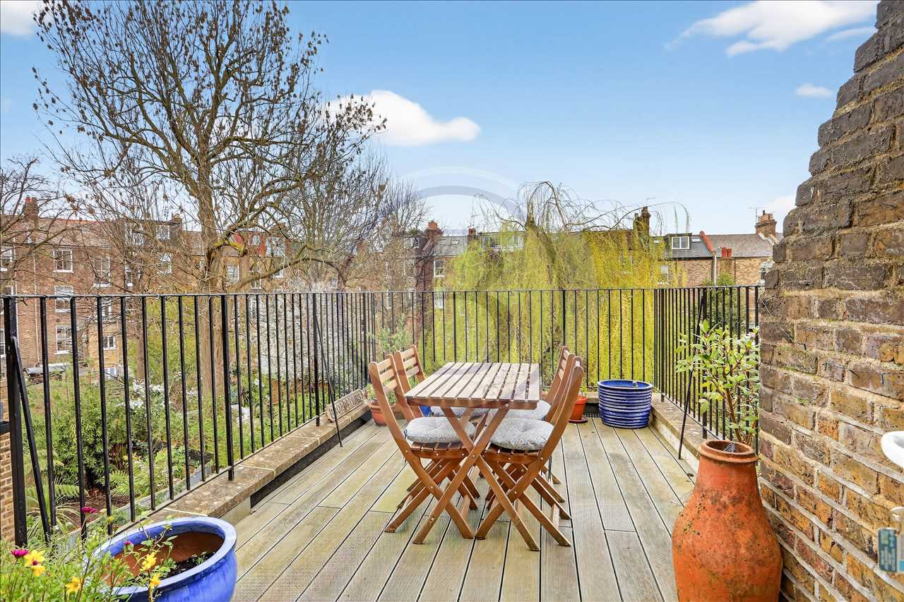 3 bed maisonette for sale in Corinne Road 4