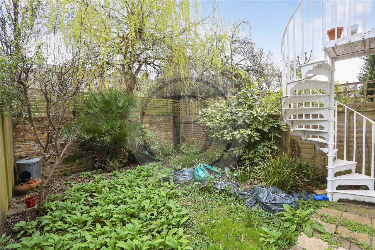 3 bed maisonette for sale in Corinne Road 12