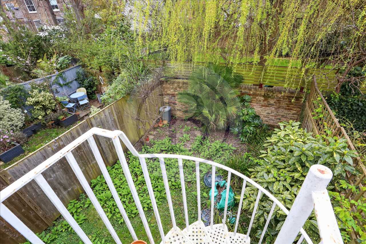 3 bed maisonette for sale in Corinne Road 21