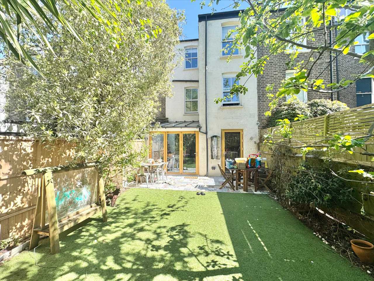 3 bed flat to rent in Southcote Road 17
