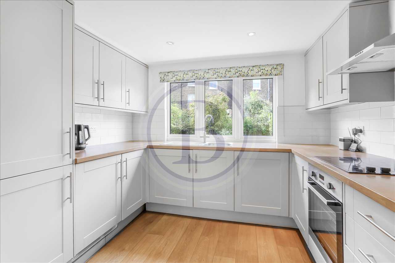 4 bed end of terrace house for sale in Hugo Road 7