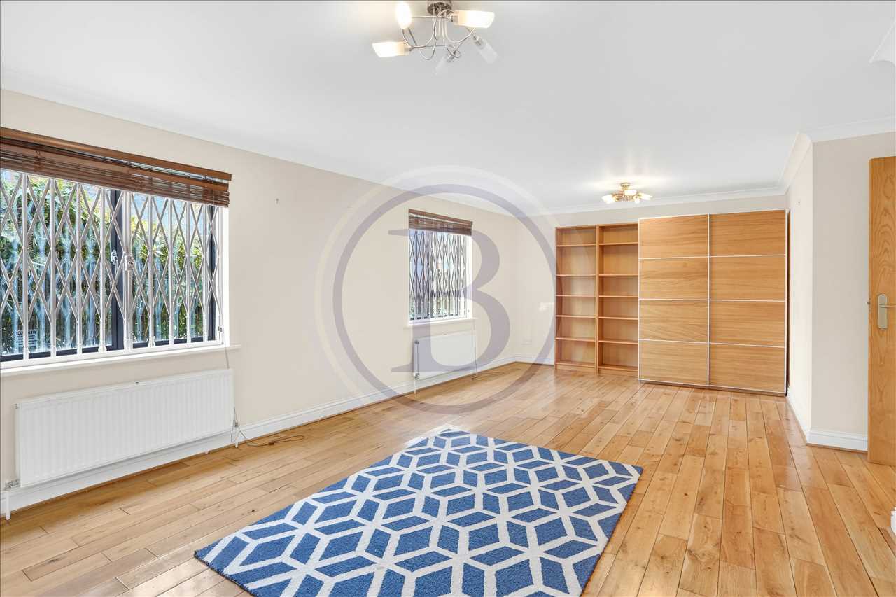 CHAIN FREE! A very well presented and very spacious (approximately 753 Sq Ft / 70 Sq M) ground floor purpose-built apartment forming part of a sought after modern gated development that is ideally located for the multiple shopping and transport facilities of the Holloway Road. The accommodation ...
