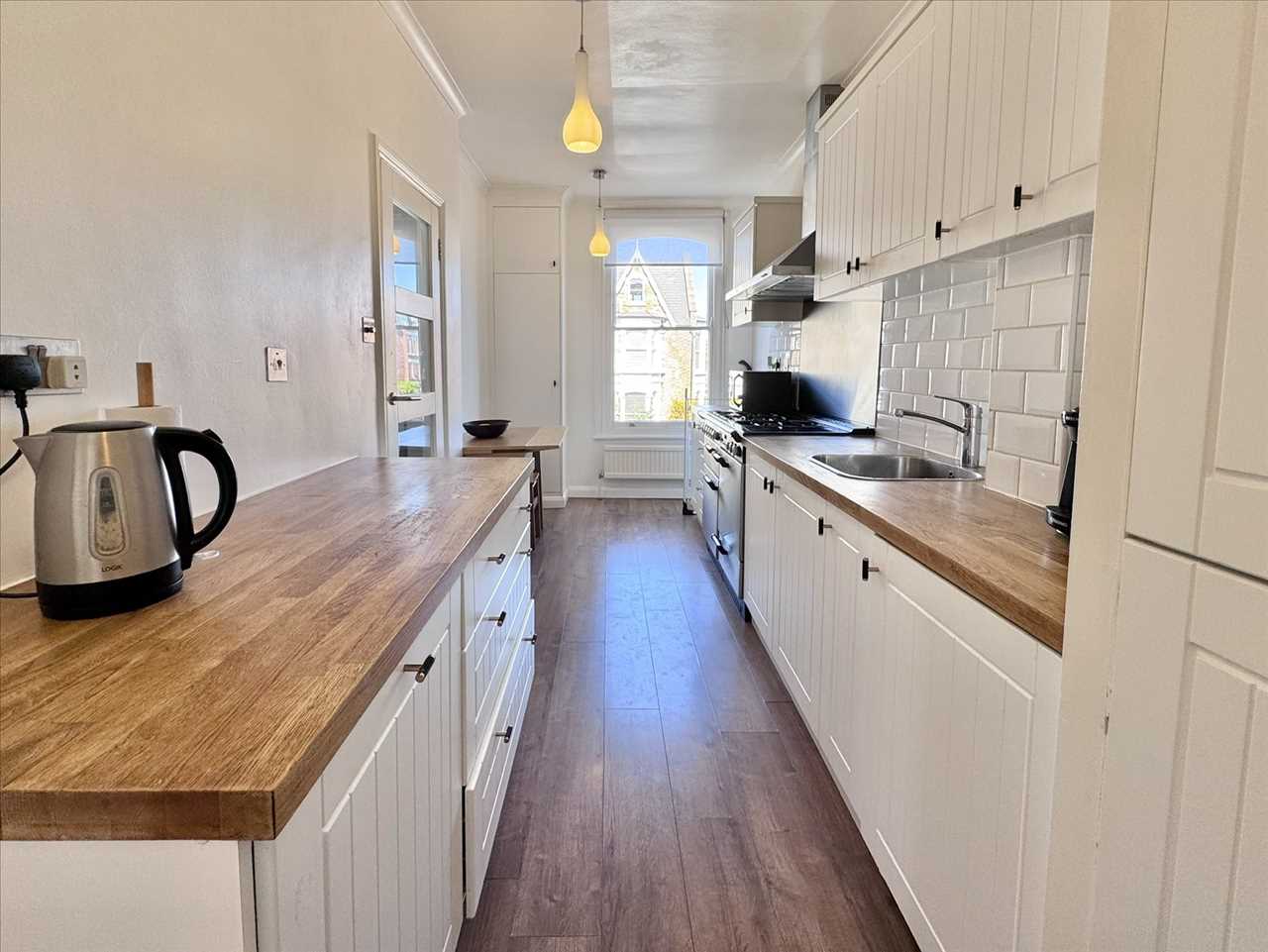 2 bed flat for sale in Yerbury Road 1