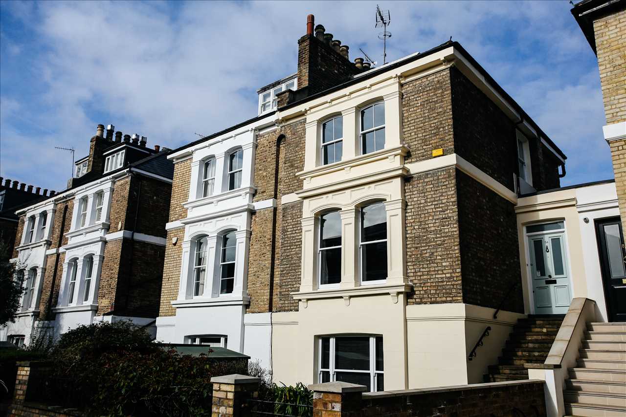 CHAIN FREE! A truly stunning, grand and thoughtfully planned linked semi detached Victorian house situated in a premier road in the Hillmarton Conservation area. The property is within close proximity to multiple cafes, restaurants, bars, shopping and transport facilities in the vicinity ...