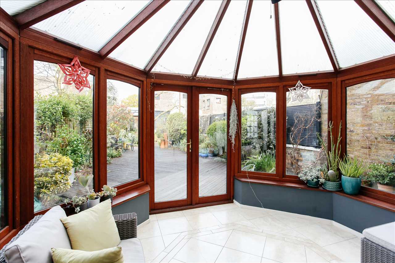 4 bed semi-detached house for sale in Hungerford Road  - Property Image 6