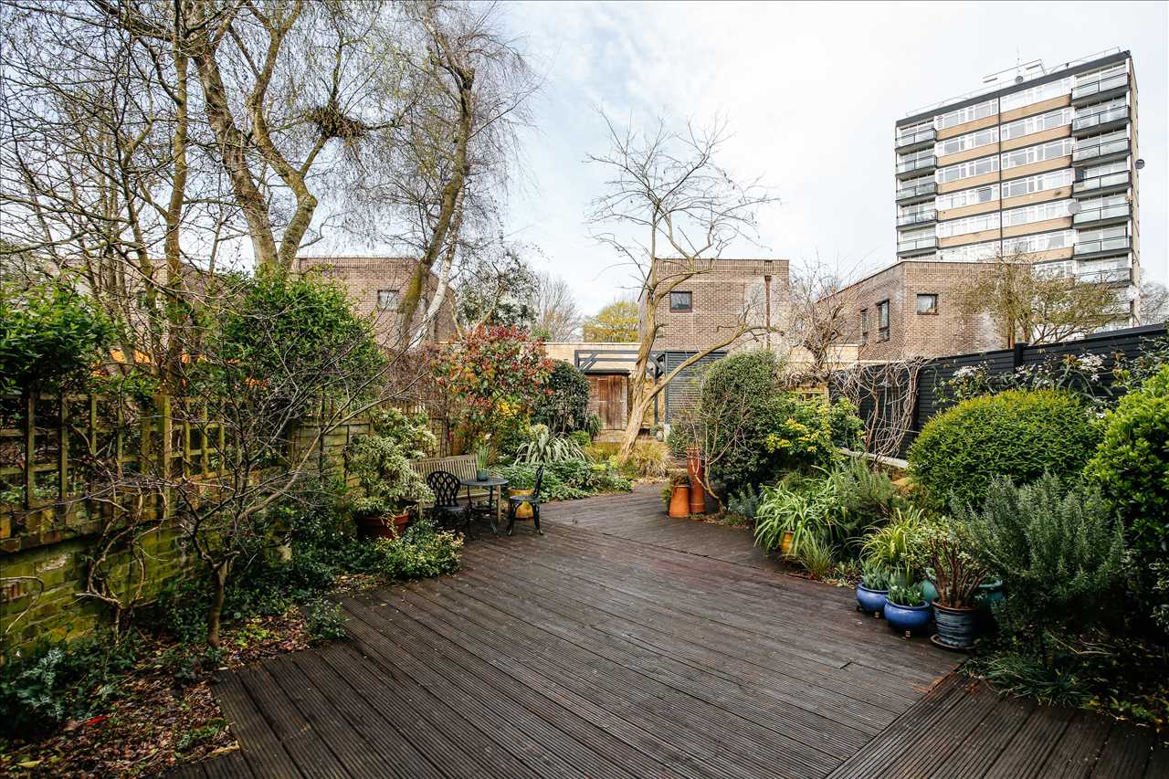 4 bed semi-detached house for sale in Hungerford Road 8