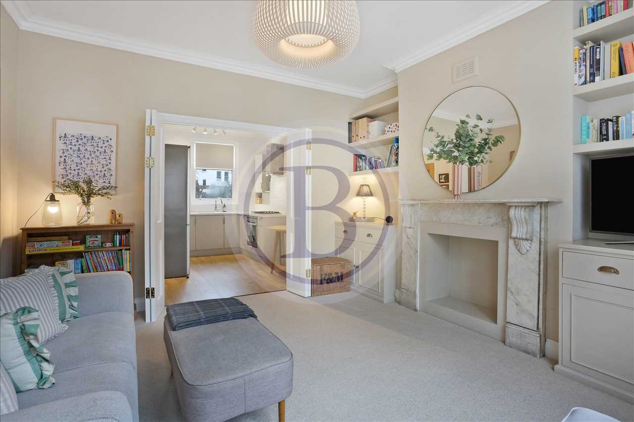 2 bed flat for sale in Highwood Road  - Property Image 1