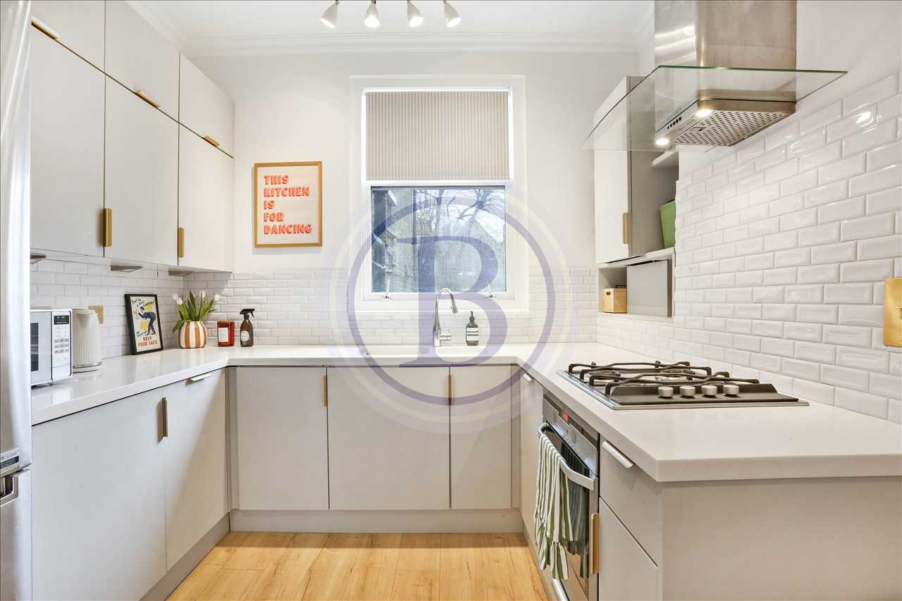 2 bed flat for sale in Highwood Road  - Property Image 2