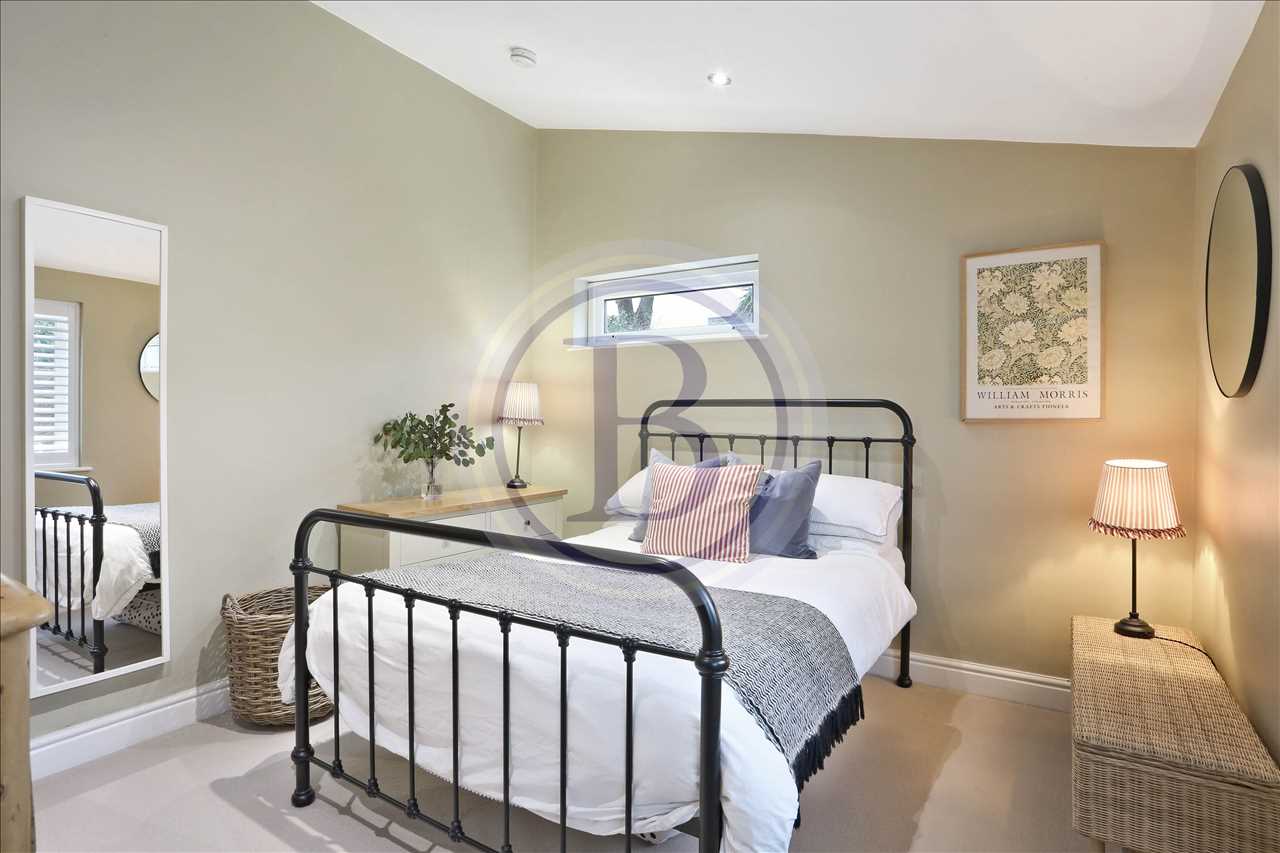 2 bed flat for sale in Highwood Road  - Property Image 7