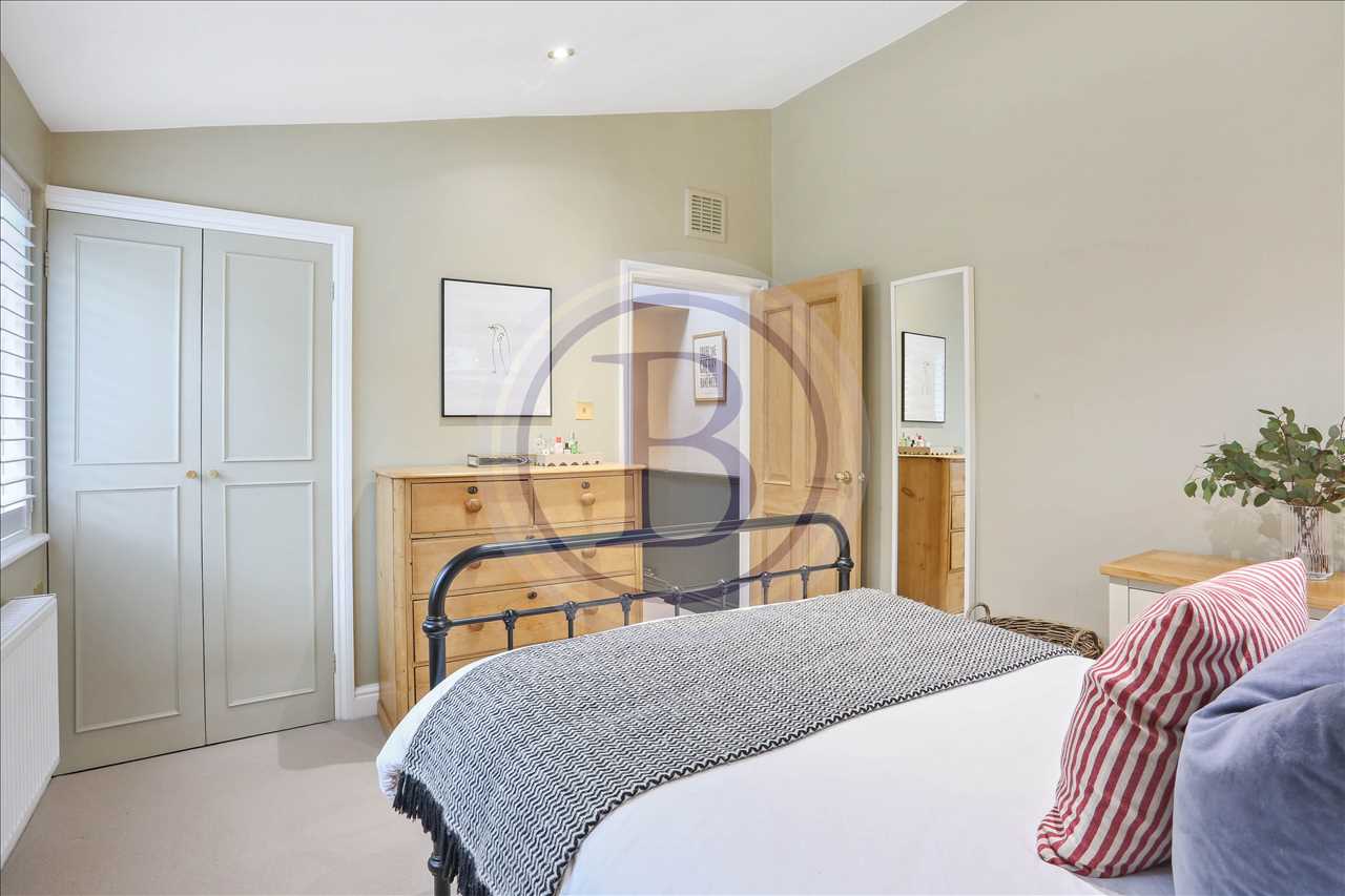 2 bed flat for sale in Highwood Road  - Property Image 8