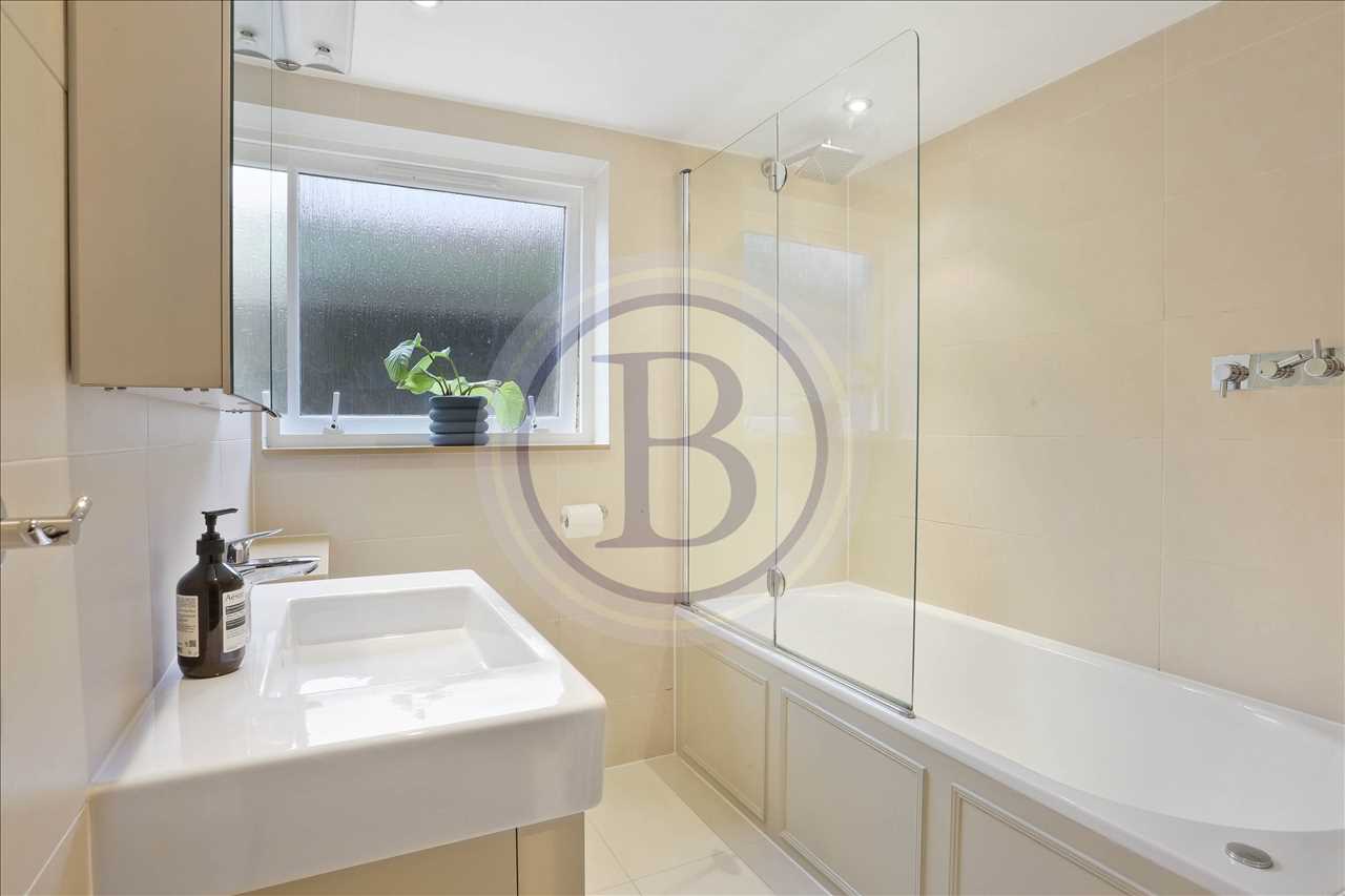 2 bed flat for sale in Highwood Road  - Property Image 10