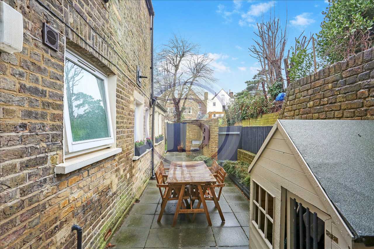 2 bed flat for sale in Highwood Road  - Property Image 12