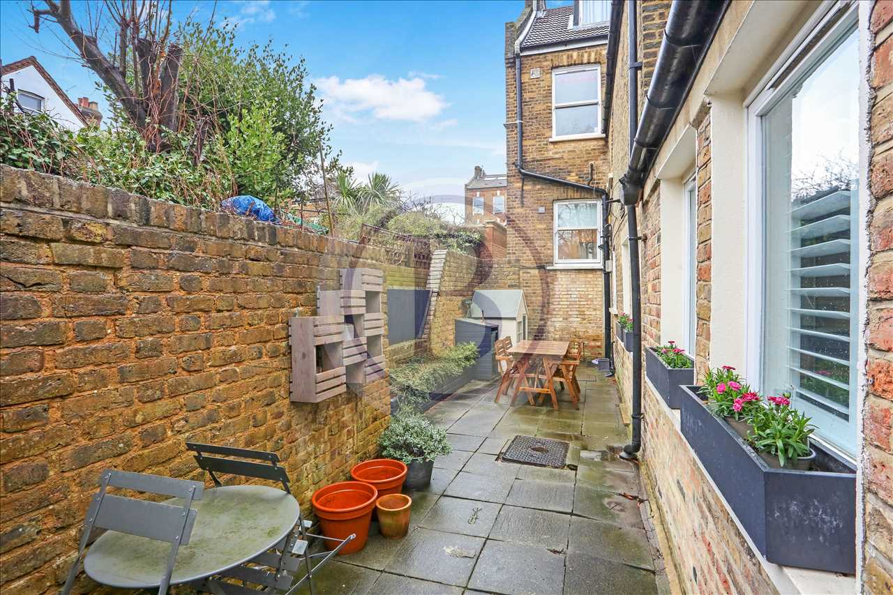 2 bed flat for sale in Highwood Road  - Property Image 13