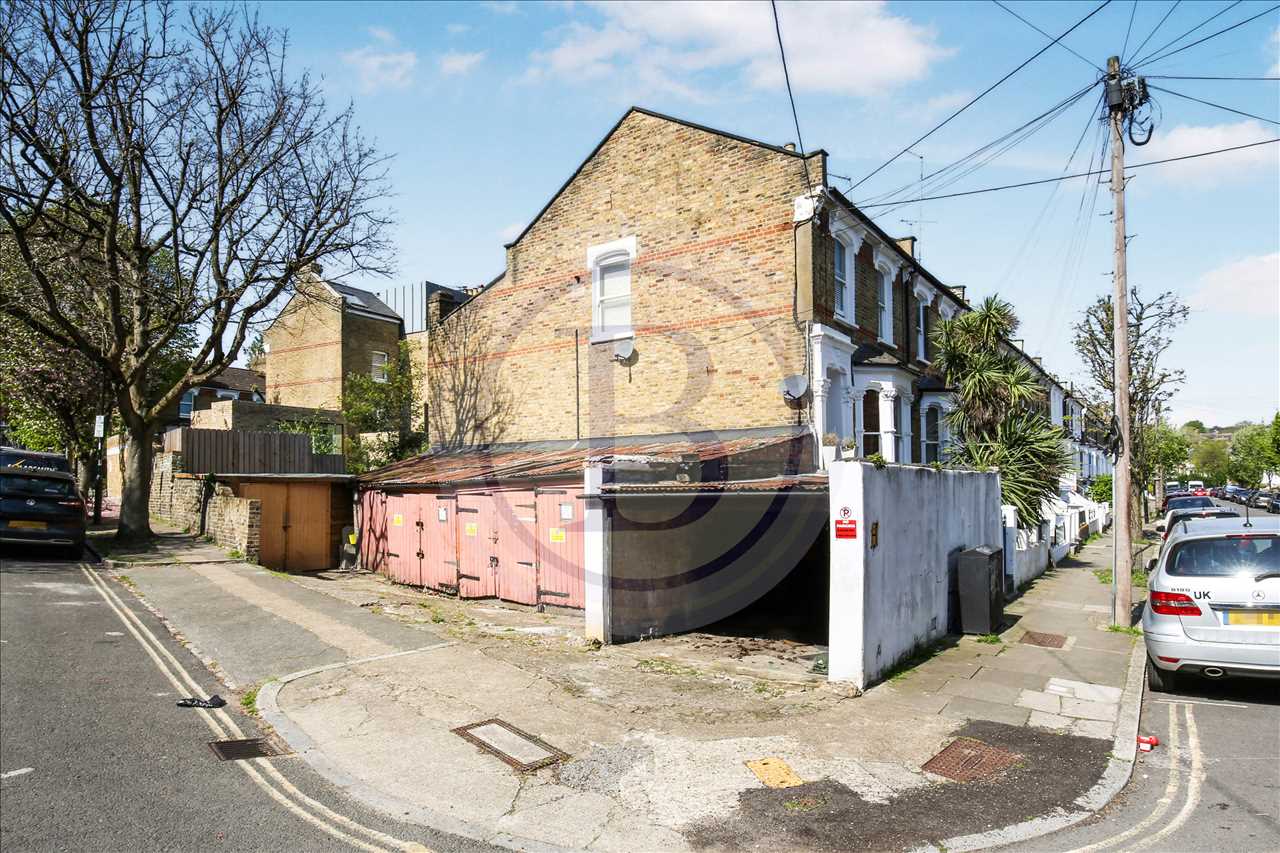 4 bed end of terrace house for sale in Corinne Road  - Property Image 2