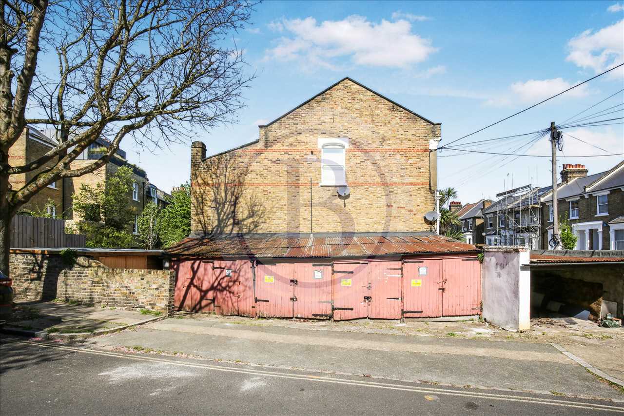 4 bed end of terrace house for sale in Corinne Road  - Property Image 3