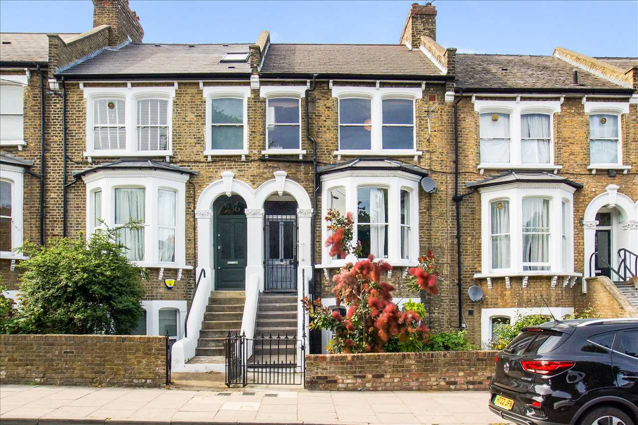 CHAIN FREE! A very well presented, competitively priced and very spacious (approximately 632 Sq Ft/59 Sq M) split level first/top floor maisonette forming part of a converted Victorian property situated in a sought after location within very close proximity to Tufnell Park (Northern Line) ...