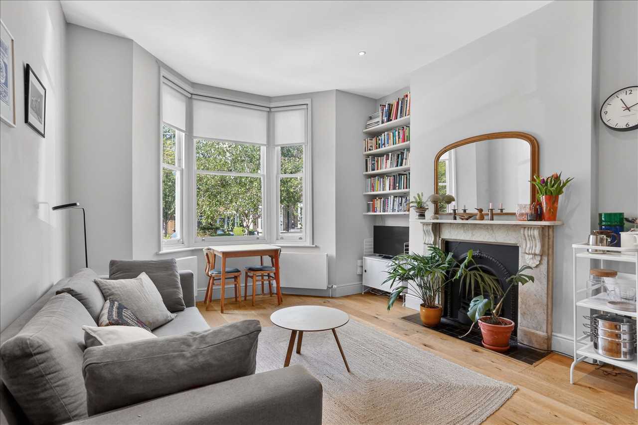 2 bed flat for sale in Huddleston Road  - Property Image 1