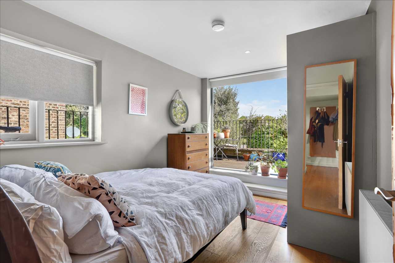 2 bed flat for sale in Huddleston Road 1