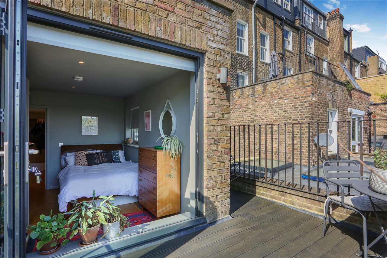 2 bed flat for sale in Huddleston Road 3