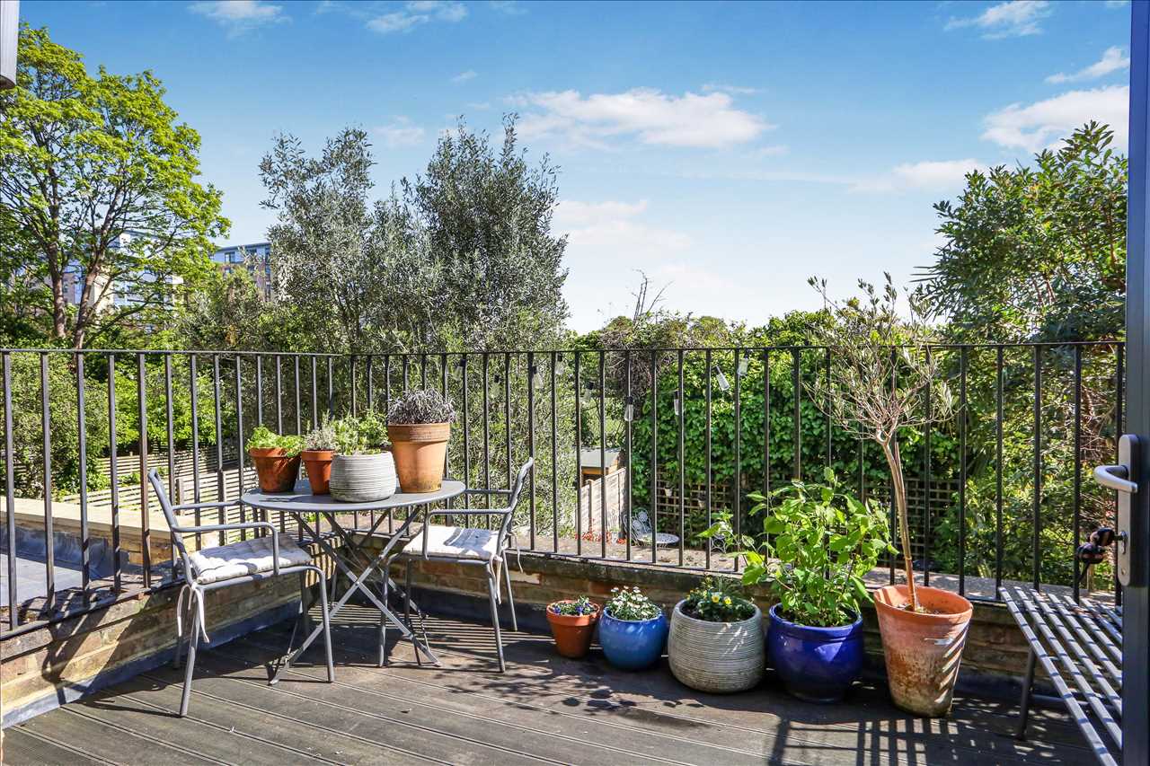 2 bed flat for sale in Huddleston Road  - Property Image 5