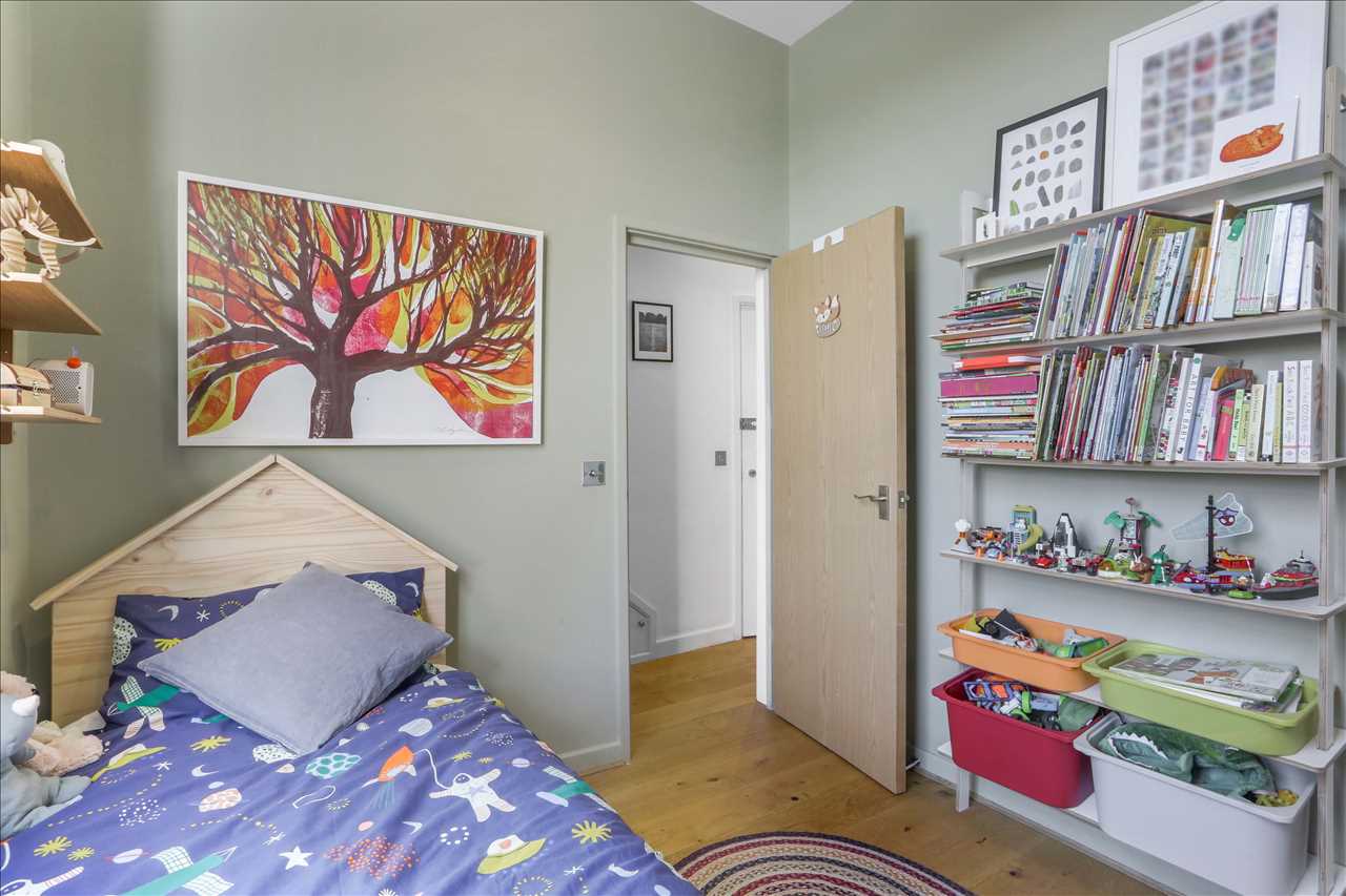 2 bed flat for sale in Huddleston Road 6