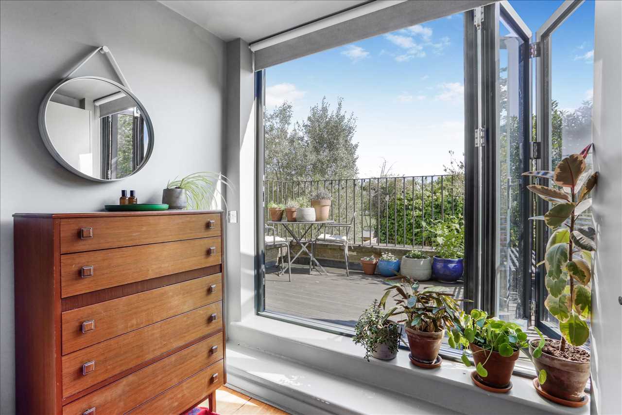 2 bed flat for sale in Huddleston Road 7