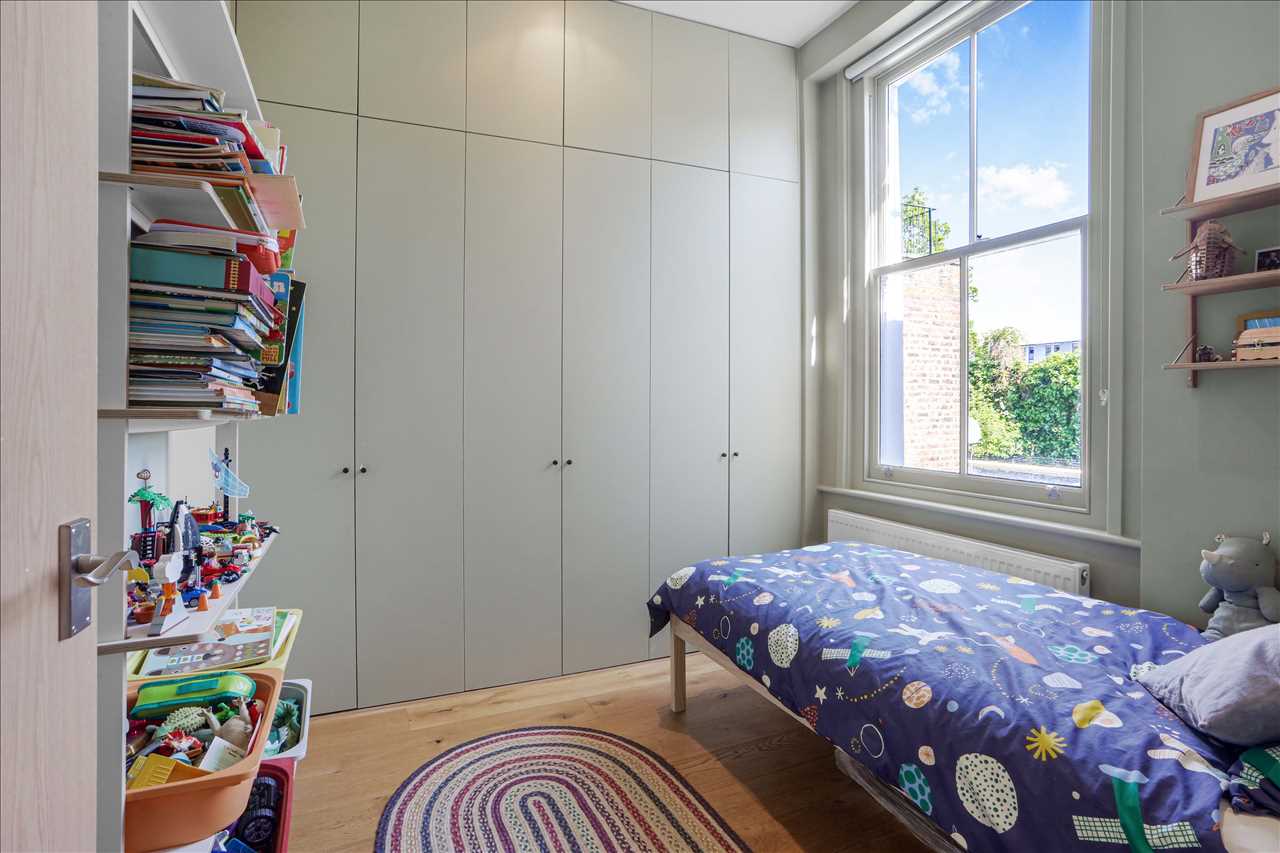 2 bed flat for sale in Huddleston Road 8