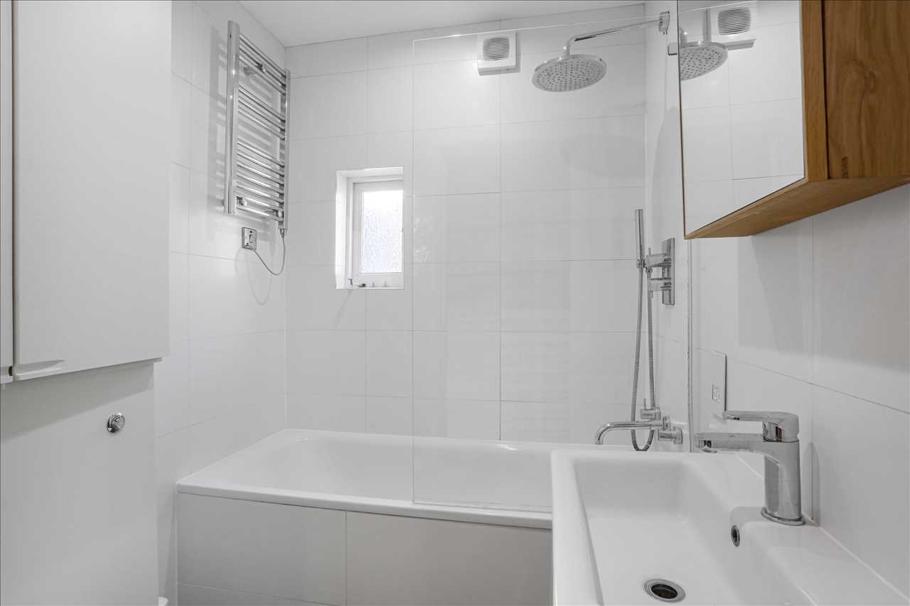 2 bed flat for sale in Huddleston Road 15