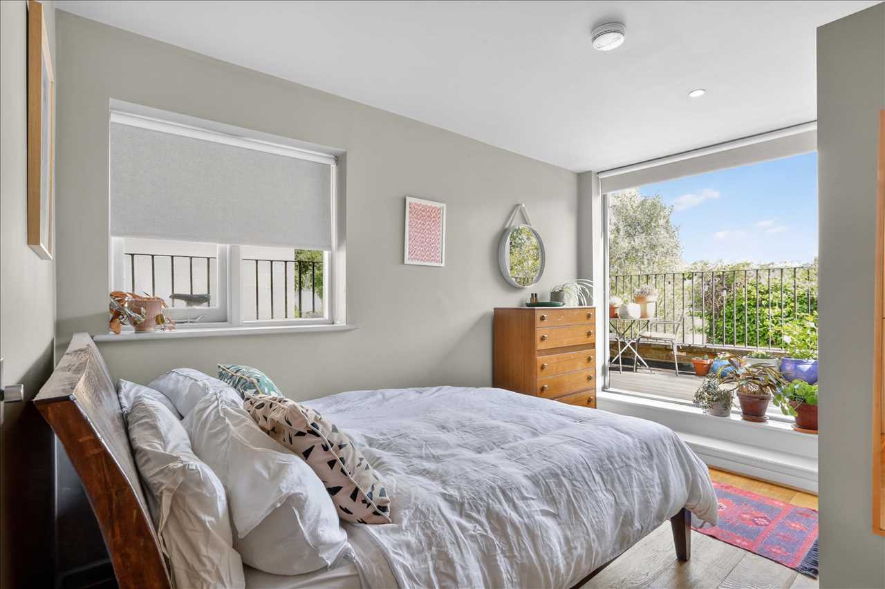 2 bed flat for sale in Huddleston Road 16