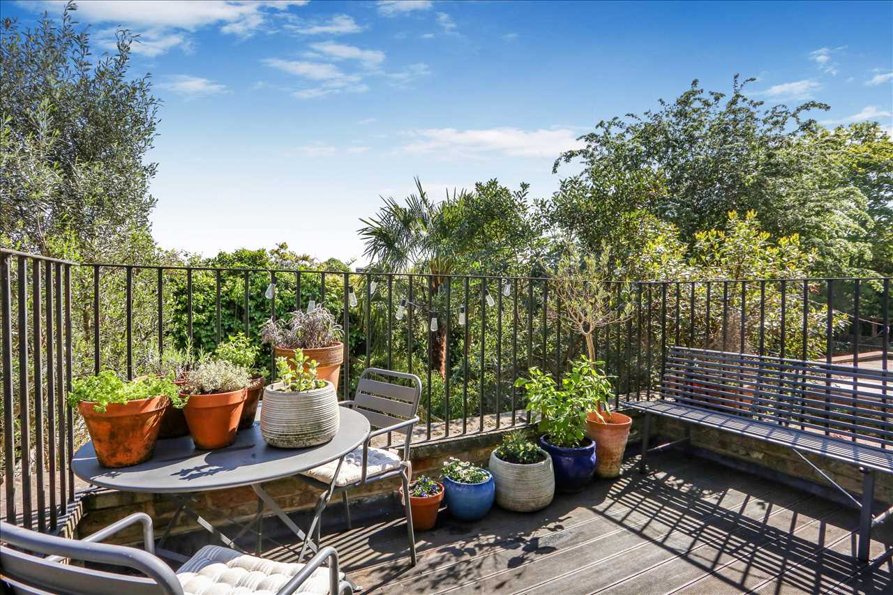2 bed flat for sale in Huddleston Road  - Property Image 18