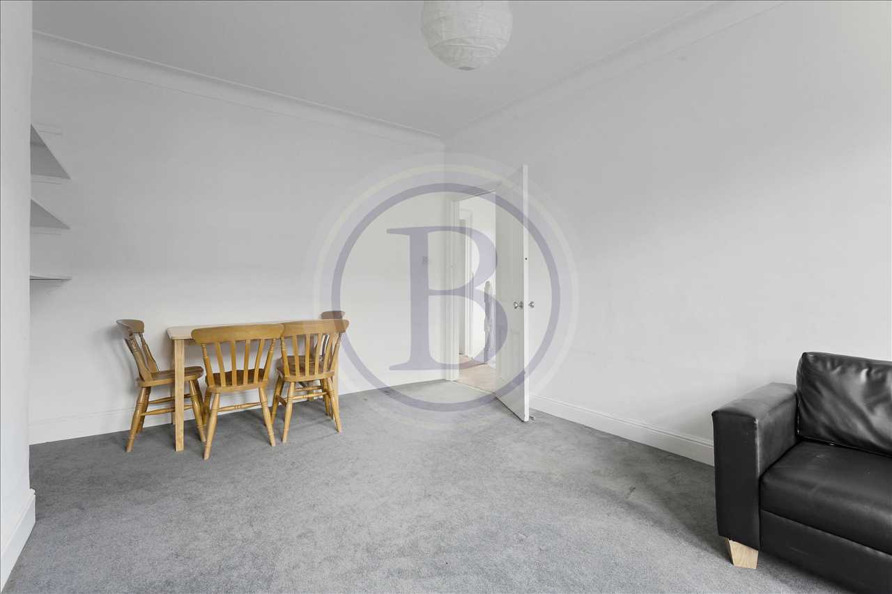 3 bed flat for sale in Tytherton Road 8