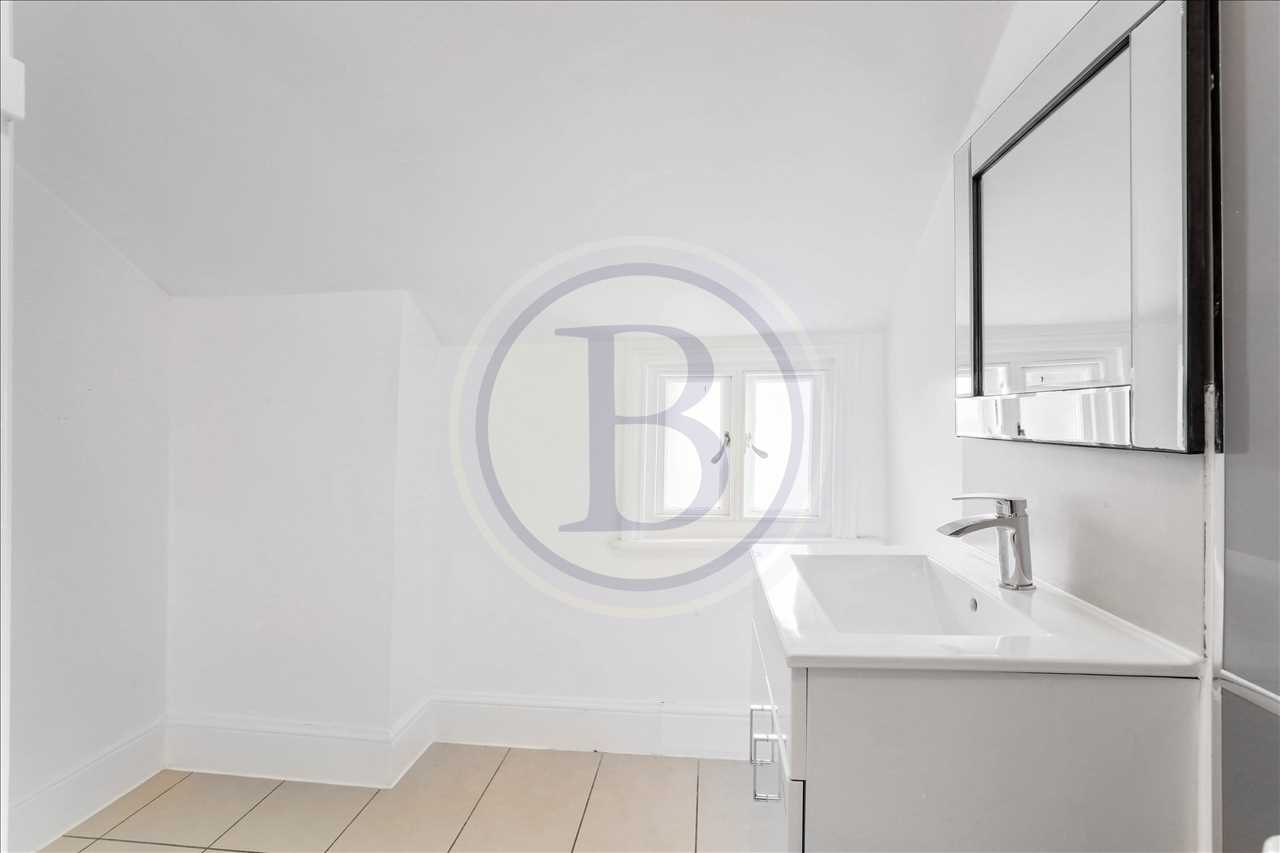 3 bed flat for sale in Tytherton Road 9