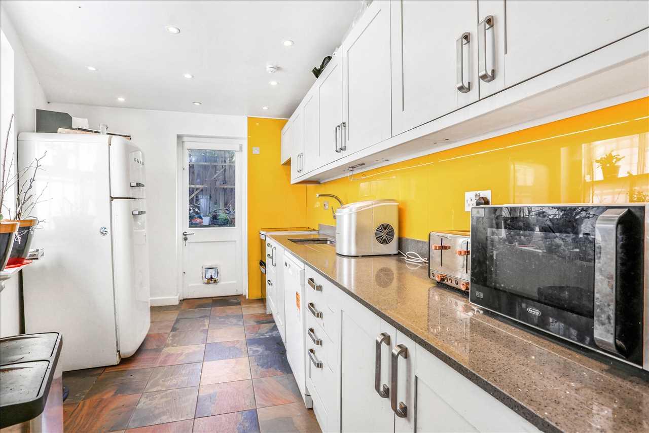 2 bed flat for sale in Leighton Crescent 4