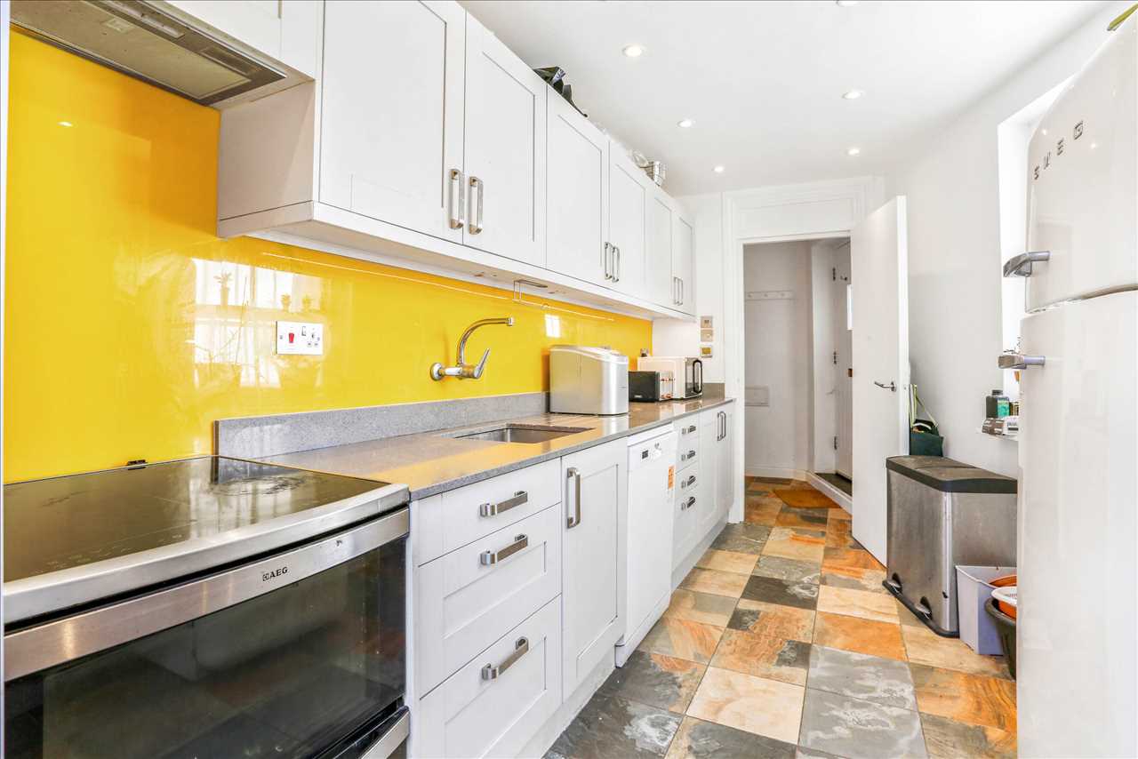 2 bed flat for sale in Leighton Crescent 5