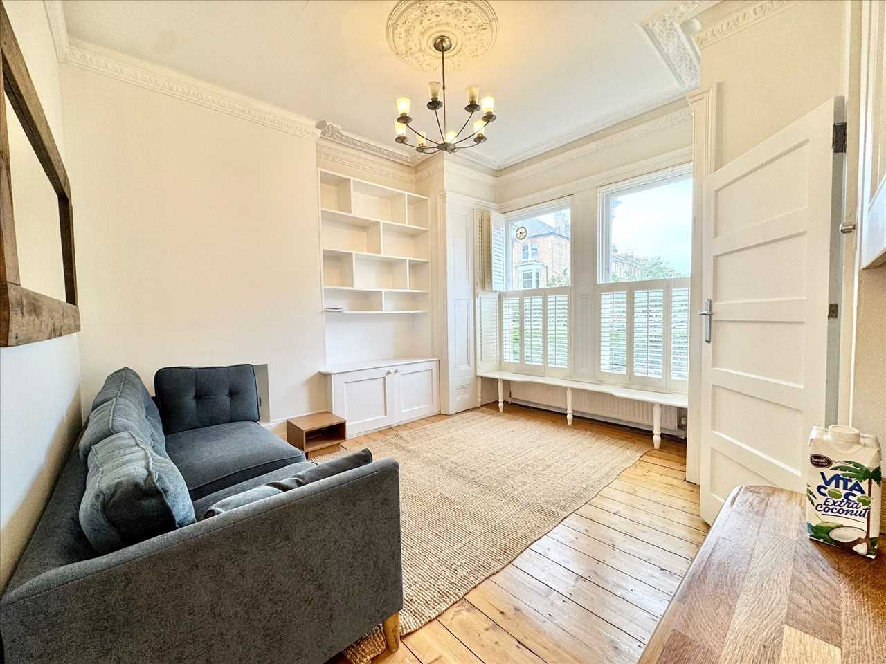 AVAILABLE IMMEDIATELY! PART FURNISHED! A well presented and characterful raised ground floor flat forming part of an attractive and imposing converted Victorian end of terrace property backing directly onto Dalmeny Park. The accommodation comprises two bedrooms, spacious bay fronted reception ...