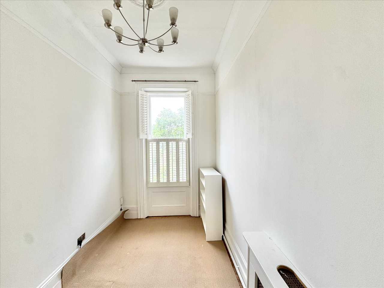 2 bed flat to rent in Dalmeny Road 8