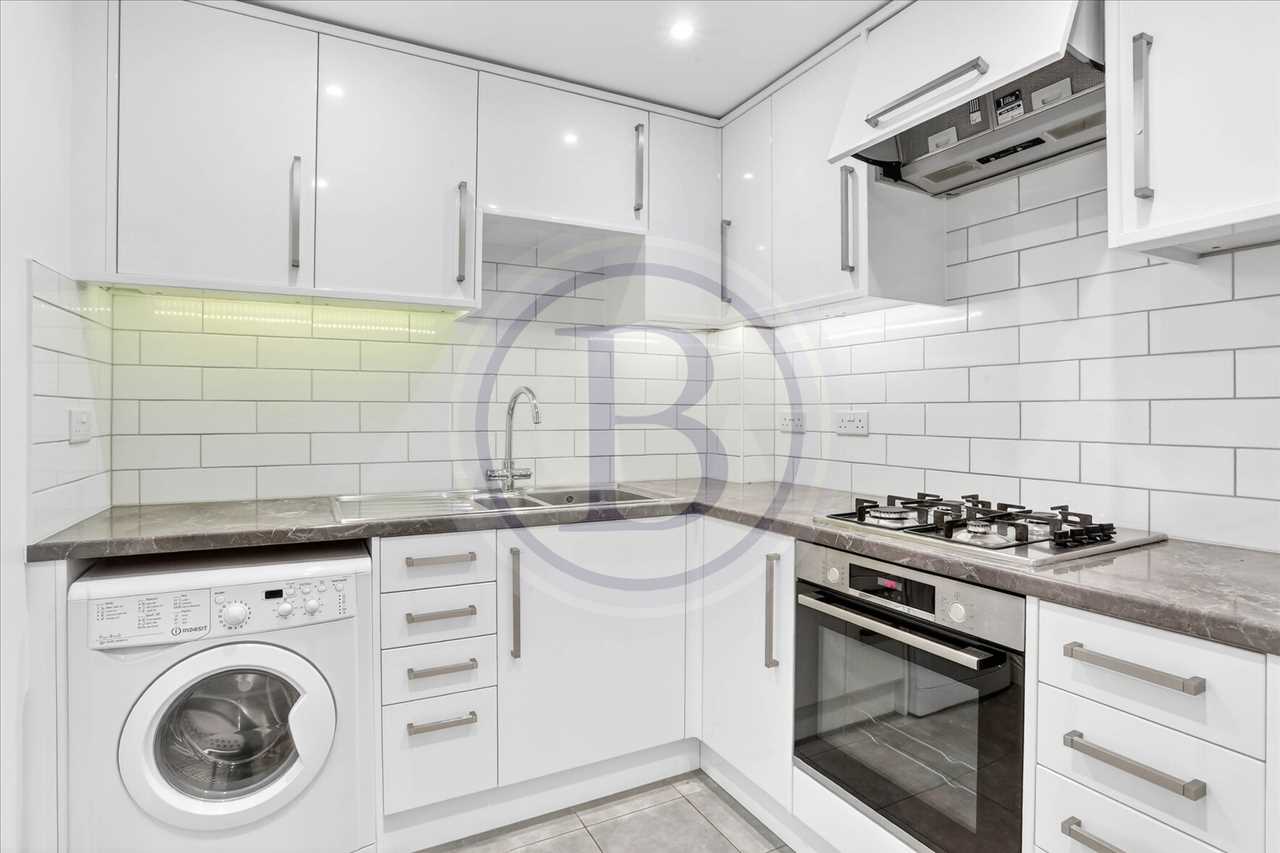 2 bed flat for sale in Manor Gardens  - Property Image 3