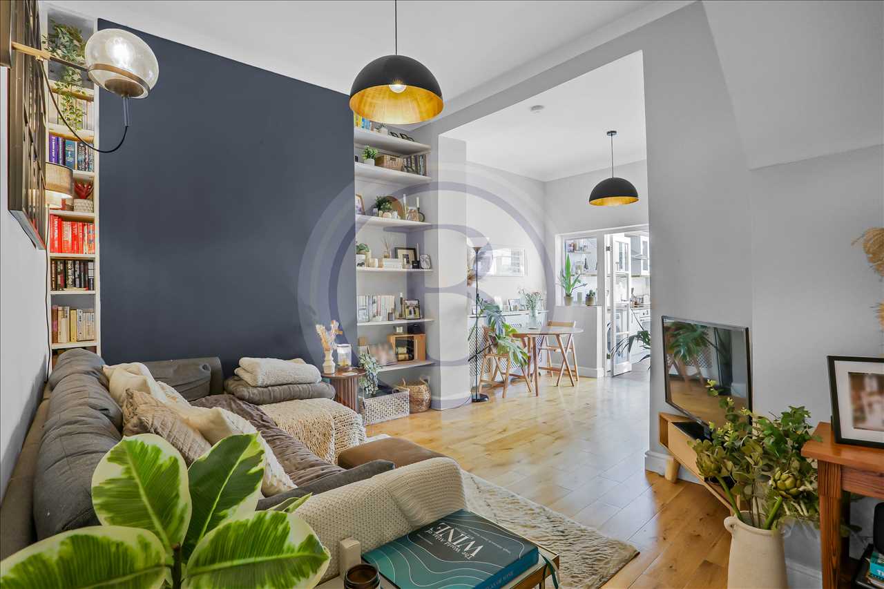 A very well-presented ground floor garden apartment situated in a sought-after tree lined road within close proximity to the multiple shopping and transport facilities of the Holloway Road, Tufnell Park and Seven Sisters Road together with the popular Grafton primary school. The spacious and ...