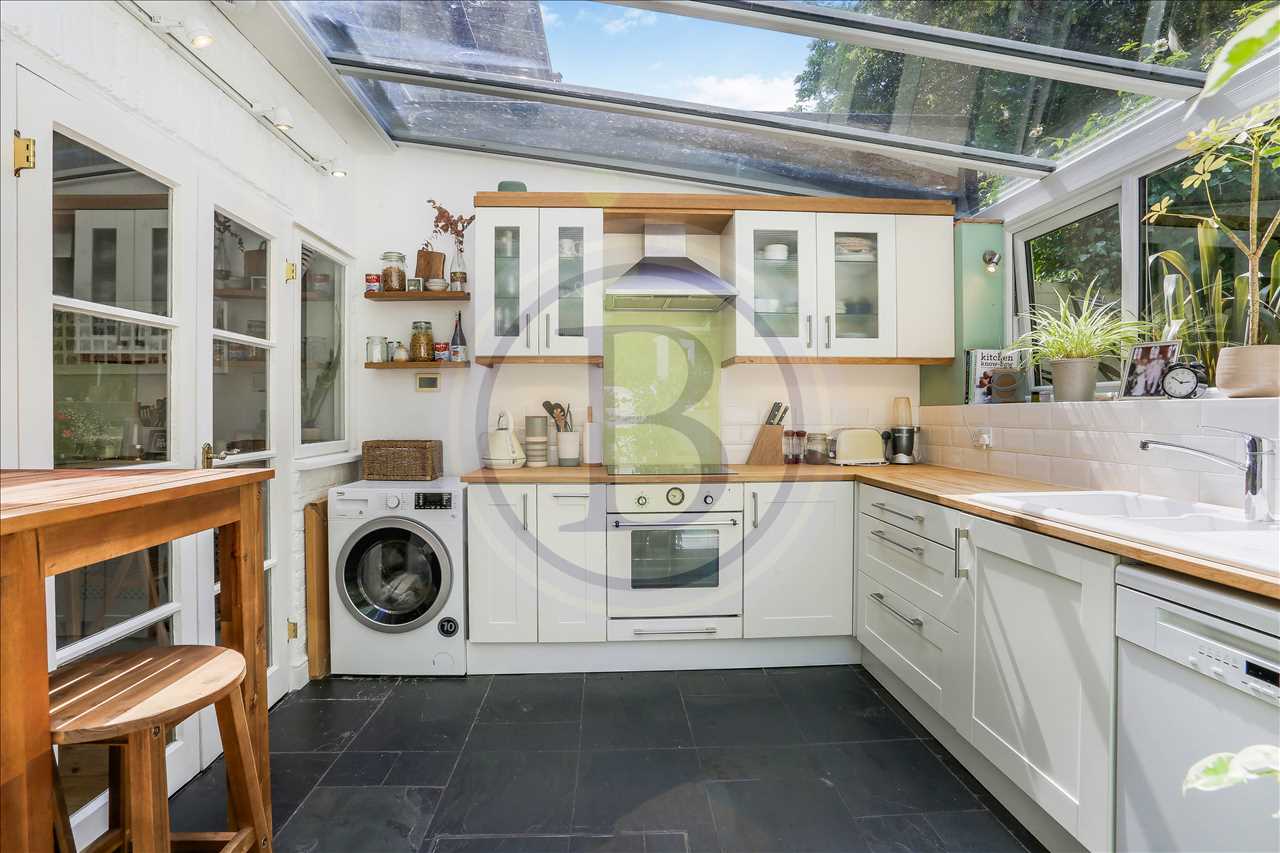 2 bed flat for sale in Windsor Road  - Property Image 4