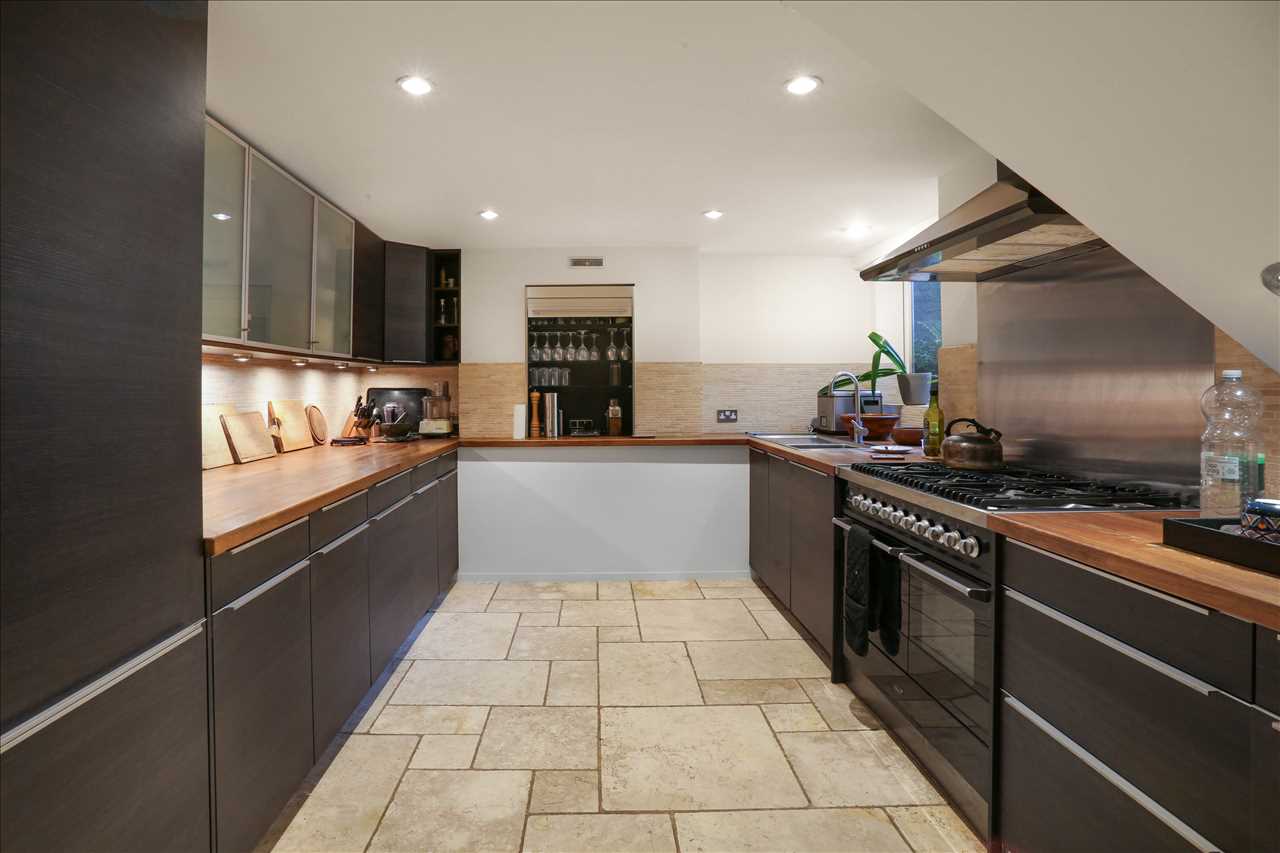 5 bed terraced house for sale in Monnery Road  - Property Image 4