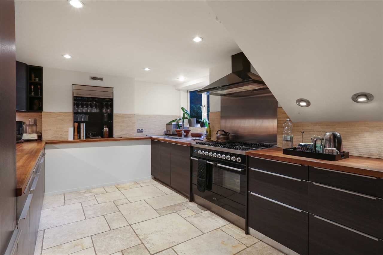 5 bed terraced house for sale in Monnery Road 4
