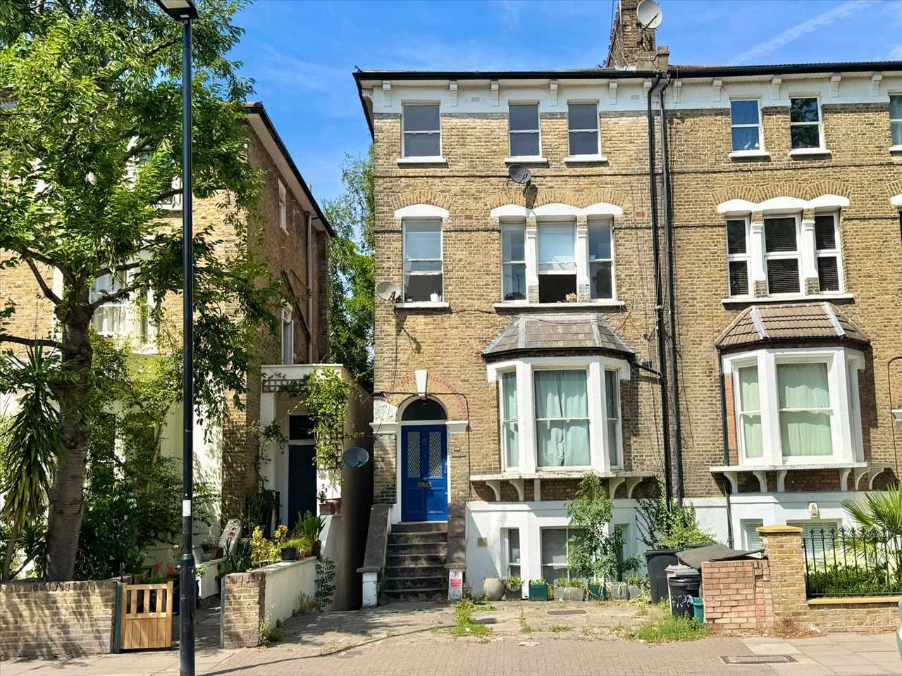 CHAIN FREE! Located on the airy and tree lined Tufnell Park Road is this well presented and contemporary second floor UNFURNISHED Victorian converted flat within walking distance of Tufnell Park underground station (Northern Line) and the local shopping, recreational and transport amenities of ...