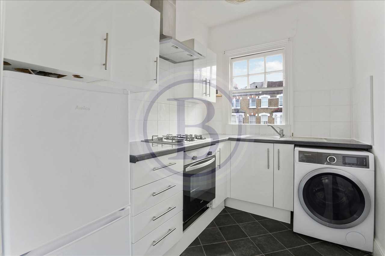 3 bed flat for sale in Tytherton Road 2