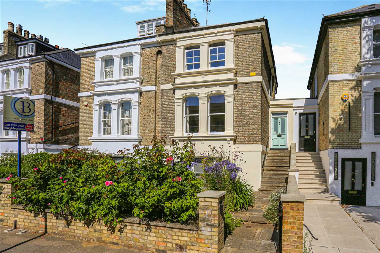 CHAIN FREE! A truly stunning, grand and thoughtfully planned linked semi detached Victorian house situated in a premier road in the Hillmarton Conservation area. The property is within close proximity to multiple cafes, restaurants, bars, shopping and transport facilities in the vicinity ...